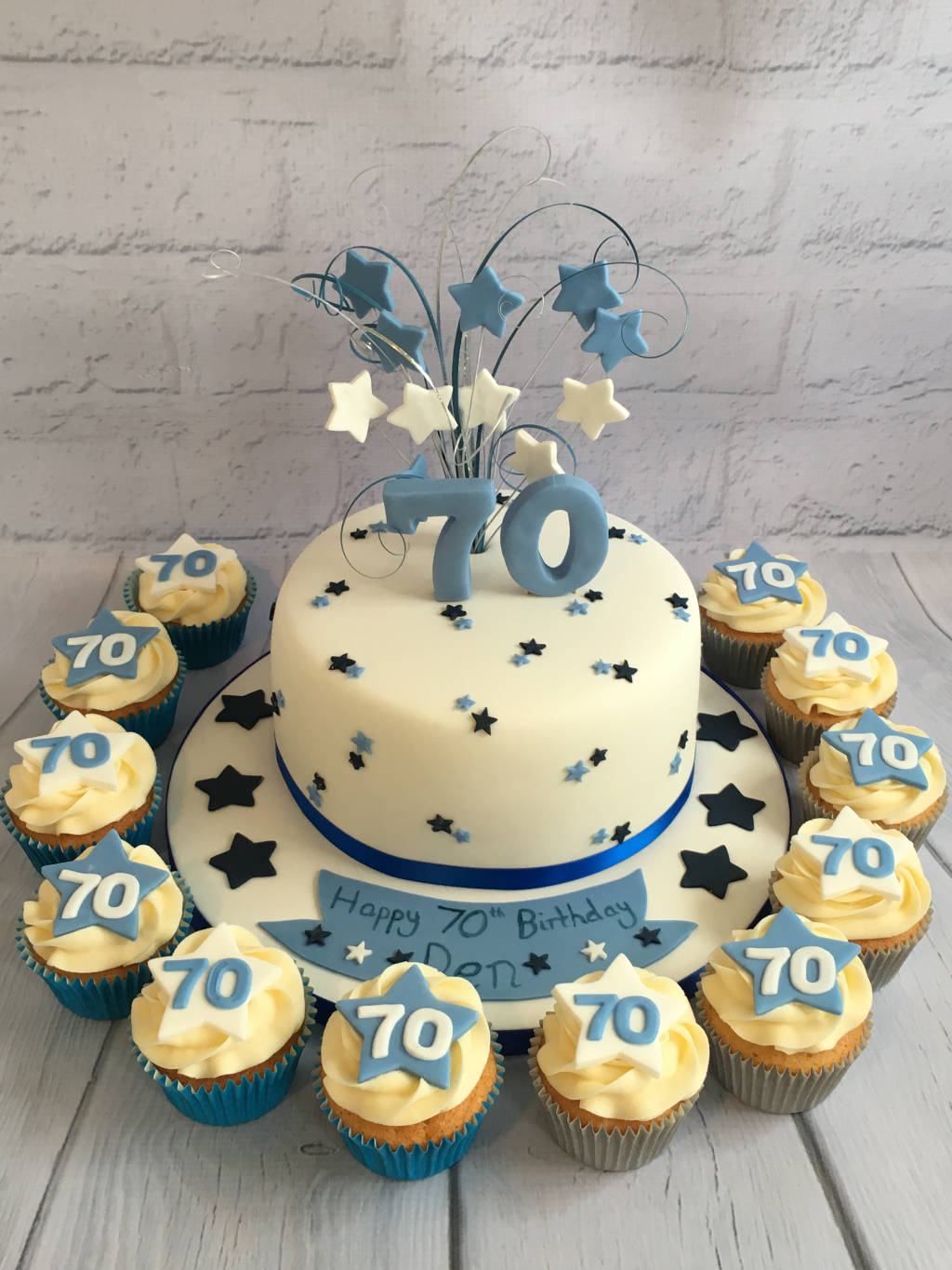 70-star-cake-with-matching-cupcakes
