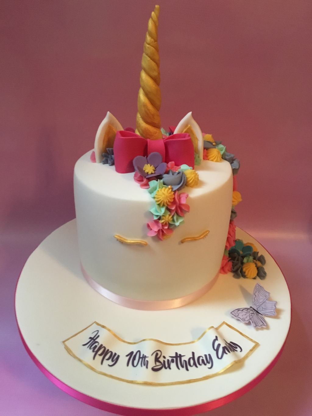 Fondant-unicorn-with-bow-cake