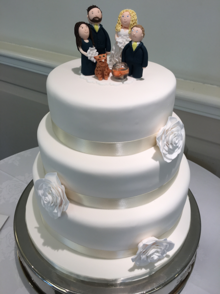 White-roses-wedding-cake
